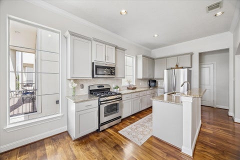 Photo of 5610 Kiam Street #F, Houston, TX 77007 (MLS # 76458778)