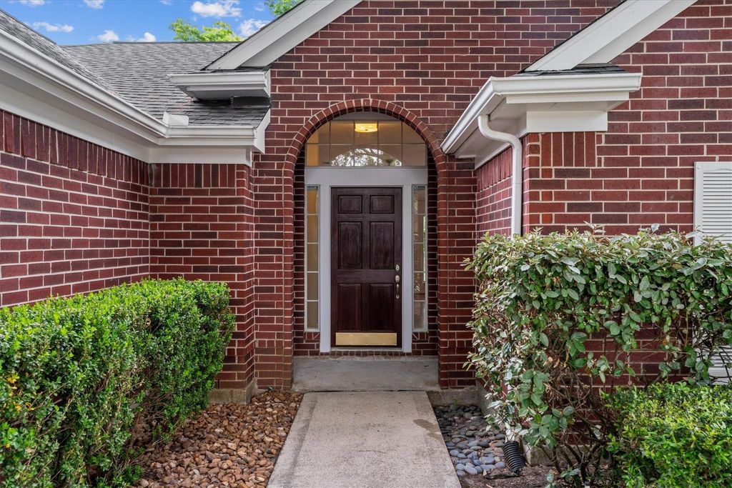 Photo of 2014 White Oaks Hills Lane, Houston, TX 77339 (MLS # 96308162)