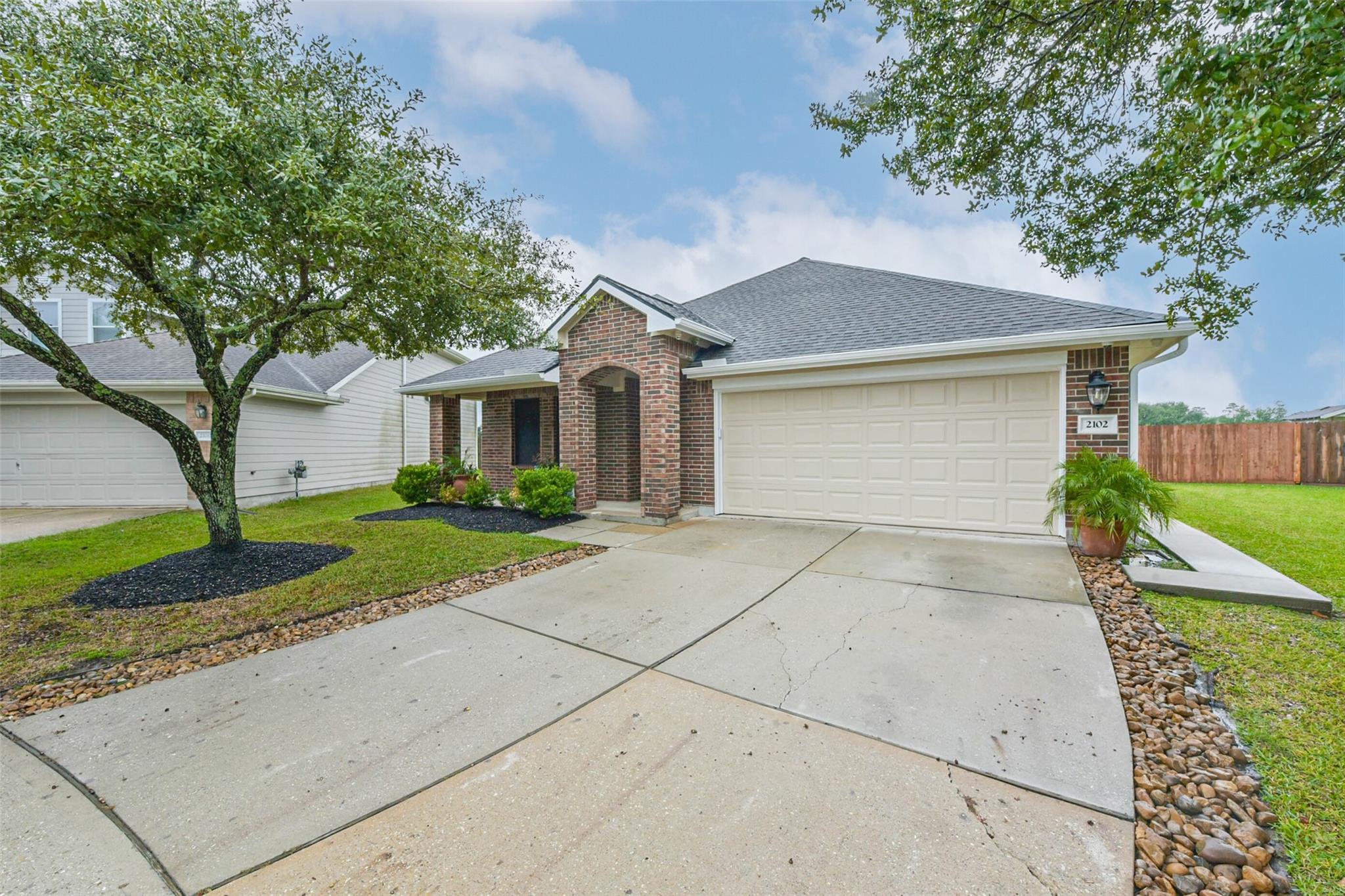 2102 Pickwick Pines Dr Court