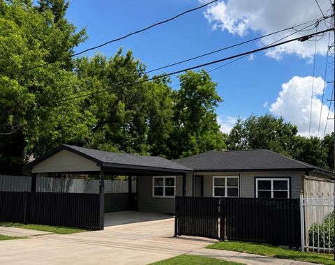 Photo of 244 Deerfield Street, Houston, TX 77022 (MLS # 40928326)