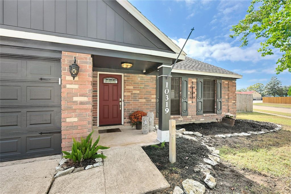 Photo of 10319 Green Valley Ln Lane, Houston, TX 77064 (MLS # 13788910)