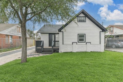 Tiny photo for 4705 Pease Street, Houston, TX 77023 (MLS # 50100768)