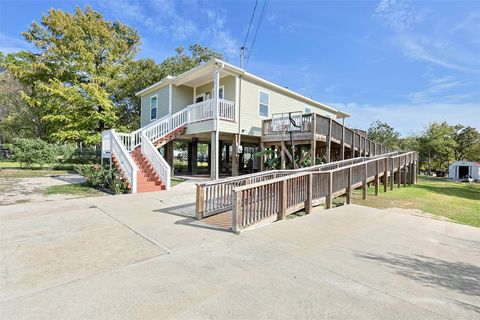 Photo of 9810 Oak Leaf Drive, Baytown, TX 77521 (MLS # 27349172)