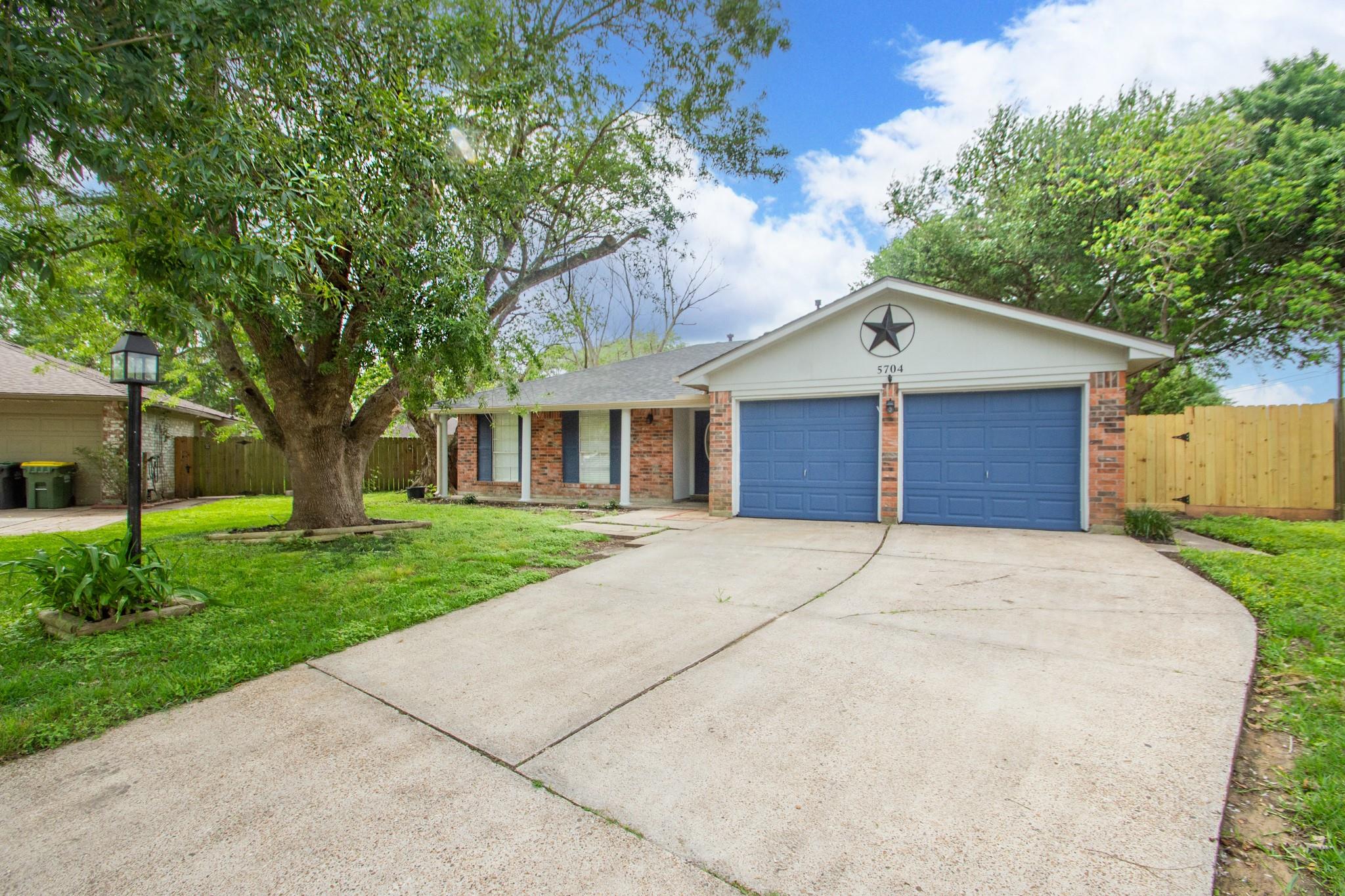 5704 Leggett Lane