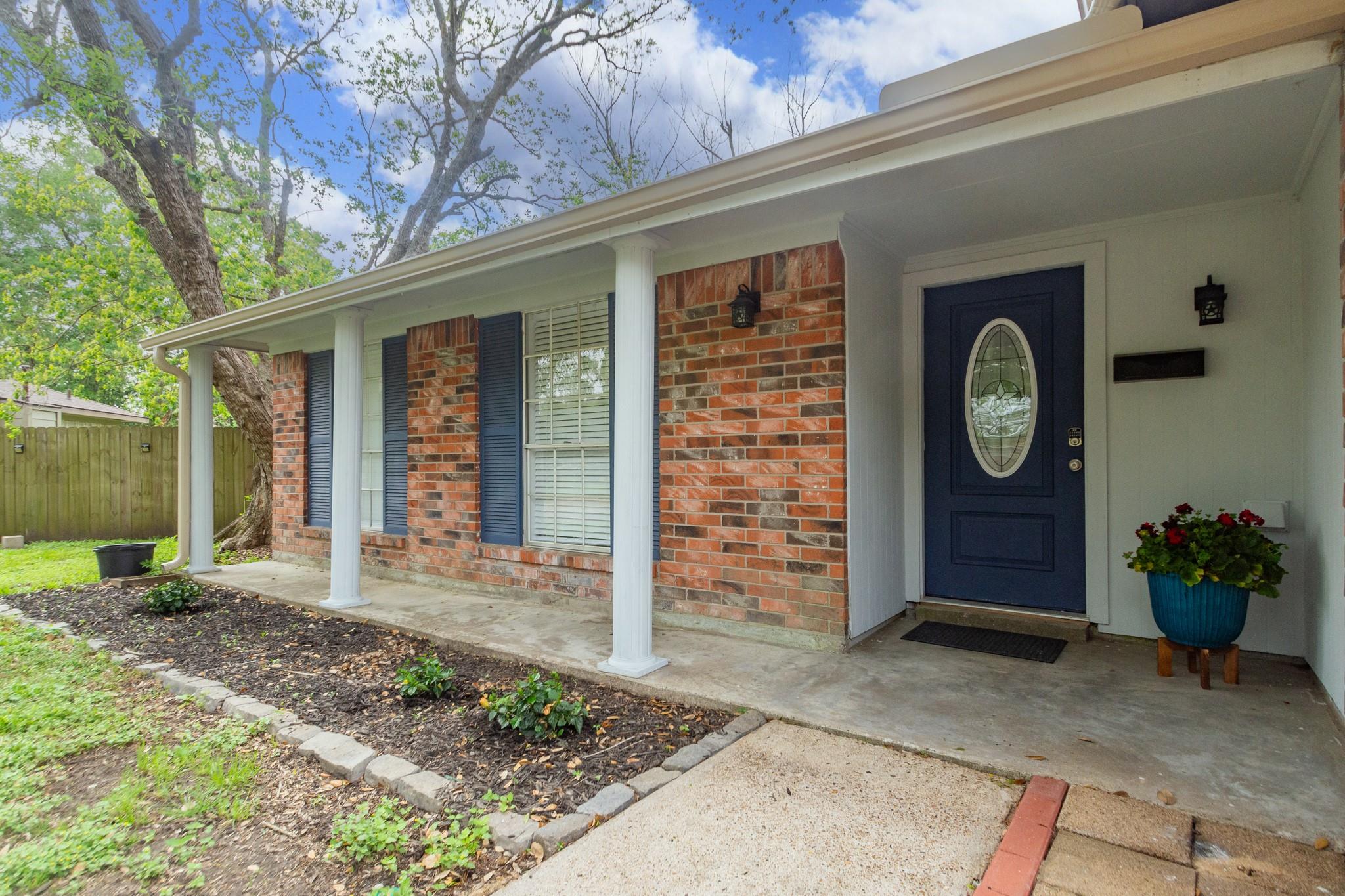 5704 Leggett Lane