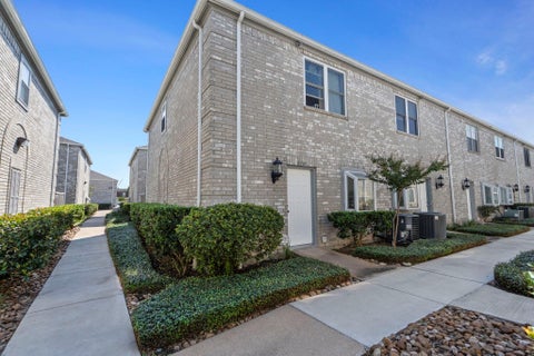 Townhouse For Sale - 7731 Cambridge Street #7731<br/> Harris County, Houston, TX 77054