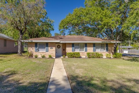 Photo of 600 Spinn Street, Brenham, TX 77833 (MLS # 4709578)