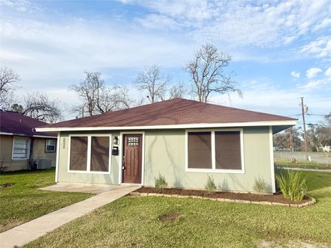 Photo of 137 Laurel Street, Lake Jackson, TX 77566 (MLS # 69313967)