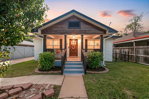 Photo of 814 Barkley Street, Houston, TX 77022 (MLS # 31931320)
