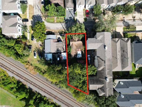 Photo of 5845 Darling Street, Houston, TX 77007 (MLS # 72038399)