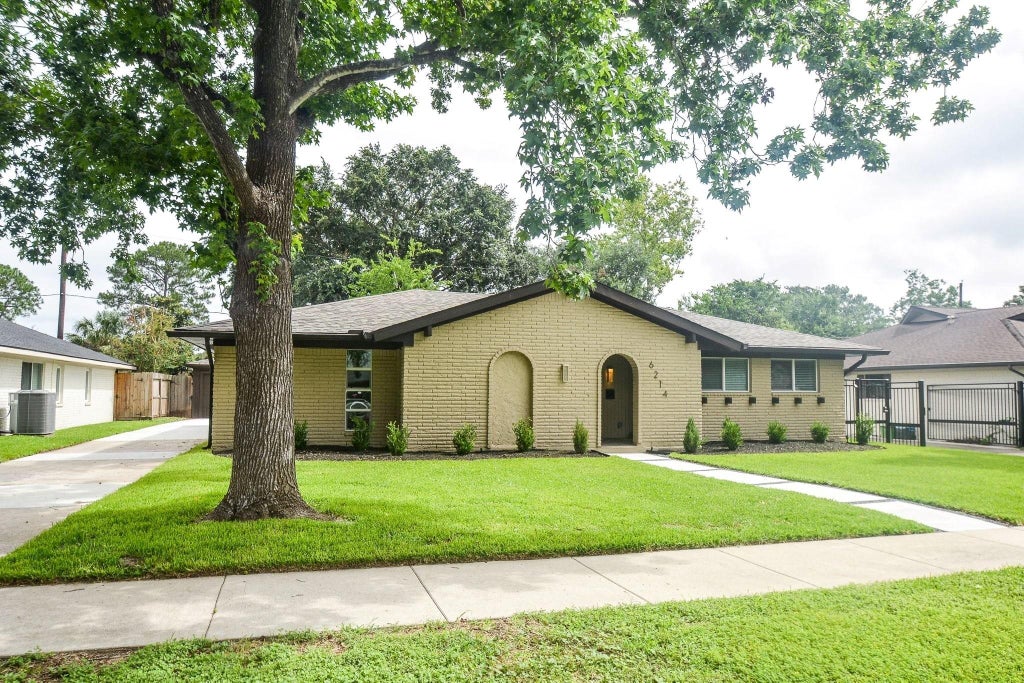 Photo of 6214 Yarwell Drive, Houston, TX 77096 (MLS # 9969887)