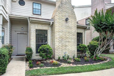 Photo of 800 Country Place Drive #304, Houston, TX 77079 (MLS # 88991397)