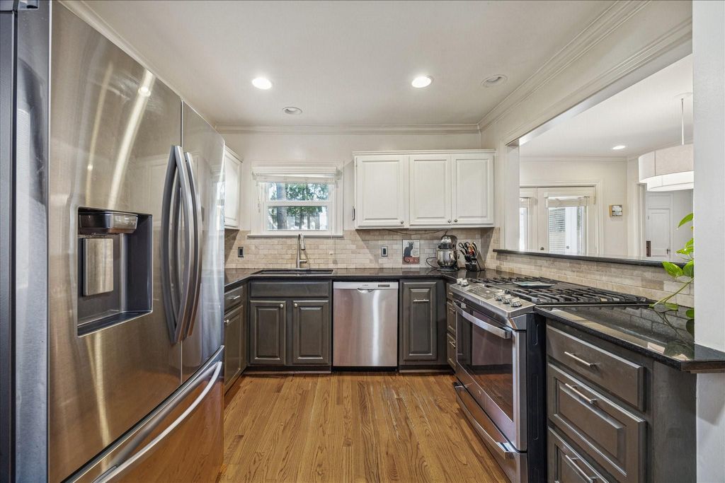 Photo of 429 W 22nd Street, Houston, TX 77008 (MLS # 80806180)