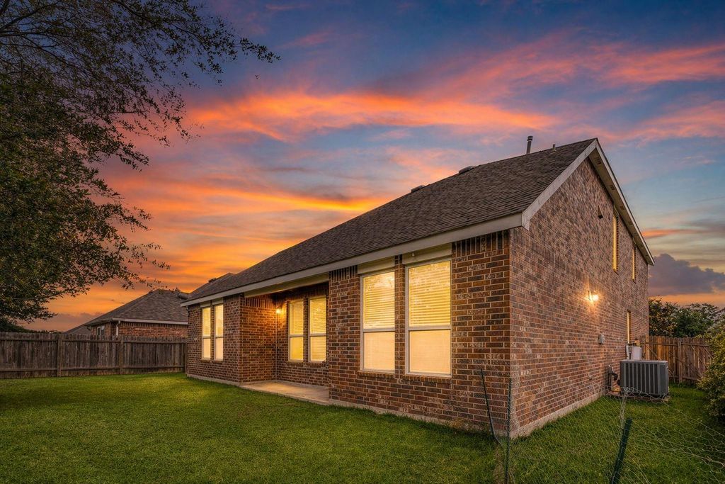 Photo of 6614 Hunters Way Lane, Baytown, TX 77521 (MLS # 87409948)