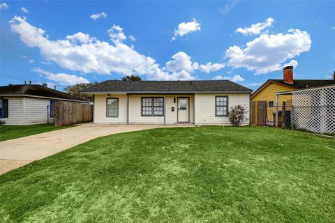 Photo of 1412 Tupelo Avenue, Pasadena, TX 77506 (MLS # 45271415)