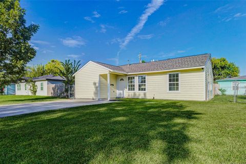 Photo of 711 Burke Road, Pasadena, TX 77506 (MLS # 92092190)