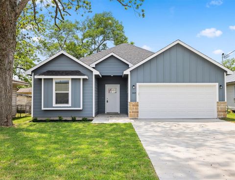 Photo of 1005 Bonham Street, Columbus, TX 78934 (MLS # 96823019) Photo of 1005 Bonham Street, Columbus, TX 78934 (MLS # 96823019)