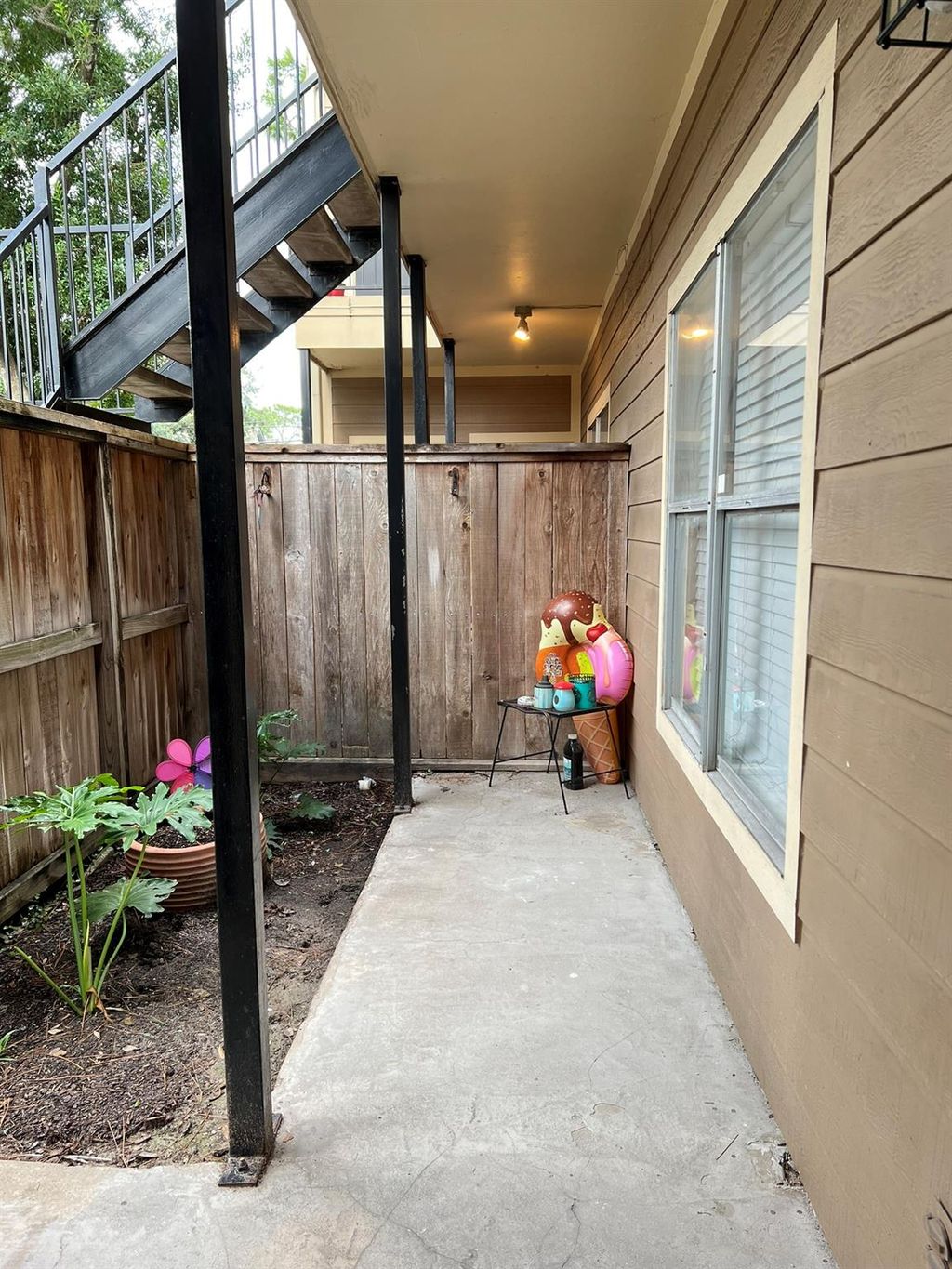 Photo of 728 Bering Drive #9, Houston, TX 77057 (MLS # 78075744)
