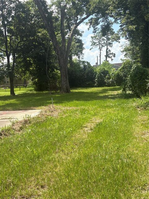 Photo of 2031 Delaware Street, Beaumont, TX 77703 (MLS # 84715854)