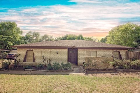 Photo of 13927 Lynnwood Lane, Sugar Land, TX 77498 (MLS # 85387780)