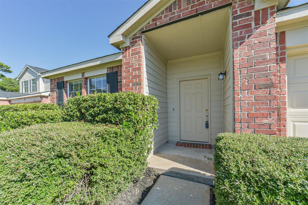 Photo of 4915 Winding View Lane, Humble, TX 77346 (MLS # 67601210)