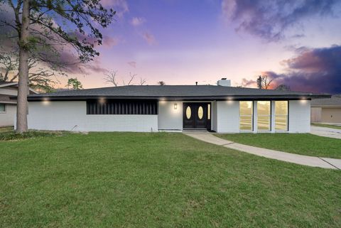 Tiny photo for 1418 San Sebastian Lane, Nassau Bay, TX 77058 (MLS # 62436018)