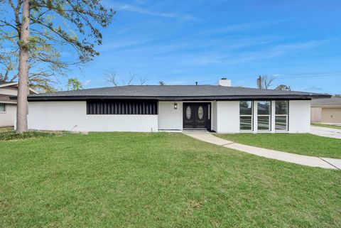 Tiny photo for 1418 San Sebastian Lane, Nassau Bay, TX 77058 (MLS # 62436018)