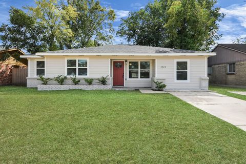 Photo of 3923 Darlinghurst Drive, Houston, TX 77045 (MLS # 31476706)