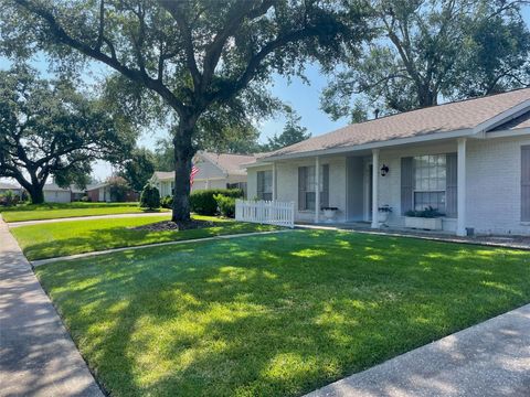 Photo of 9315 Fairdale Lane, Houston, TX 77063 (MLS # 82188573)