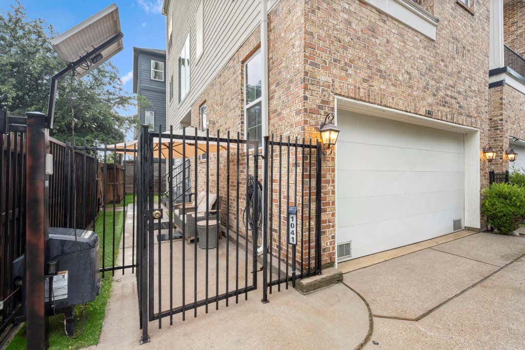Photo of 1041 W 17th Street, Houston, TX 77008 (MLS # 47290740)