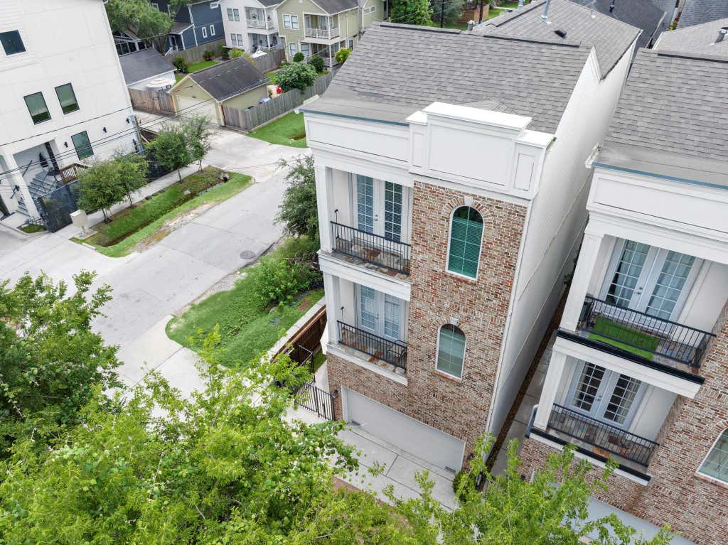 Photo of 1041 W 17th Street, Houston, TX 77008 (MLS # 47290740)
