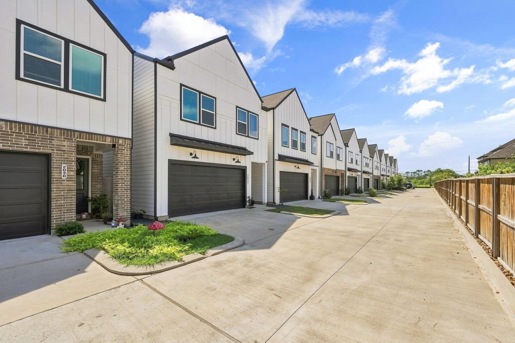 Photo of 2032 W Tidwell Road, Houston, TX 77091 (MLS # 89807807)