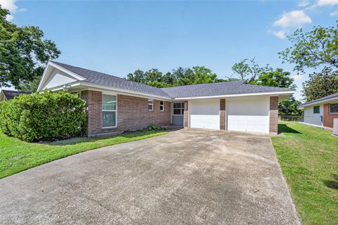 Photo of 11226 Huggins Drive, Houston, TX 77035 (MLS # 84943967)