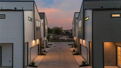 Photo of 225 Noras Ln Unit C Ln, Houston, TX 77022 (MLS # 89748266)