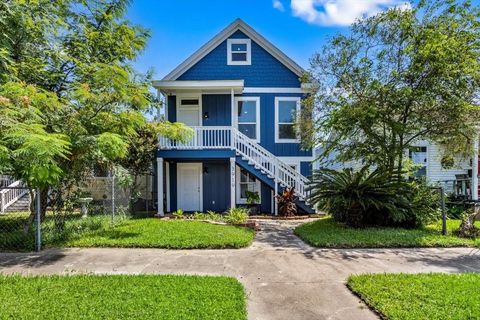 Photo of 3919 Ursuline Street, Galveston, TX 77550 (MLS # 19034783)