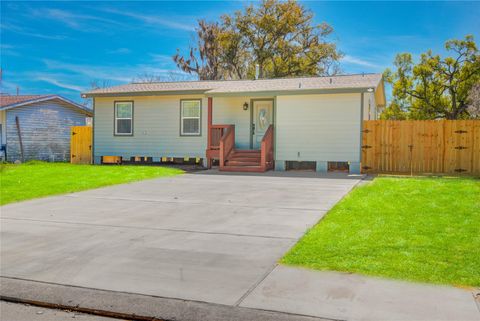 Homes For Sale - 524 Magnolia Street<br/> Lake Jackson, TX 77566