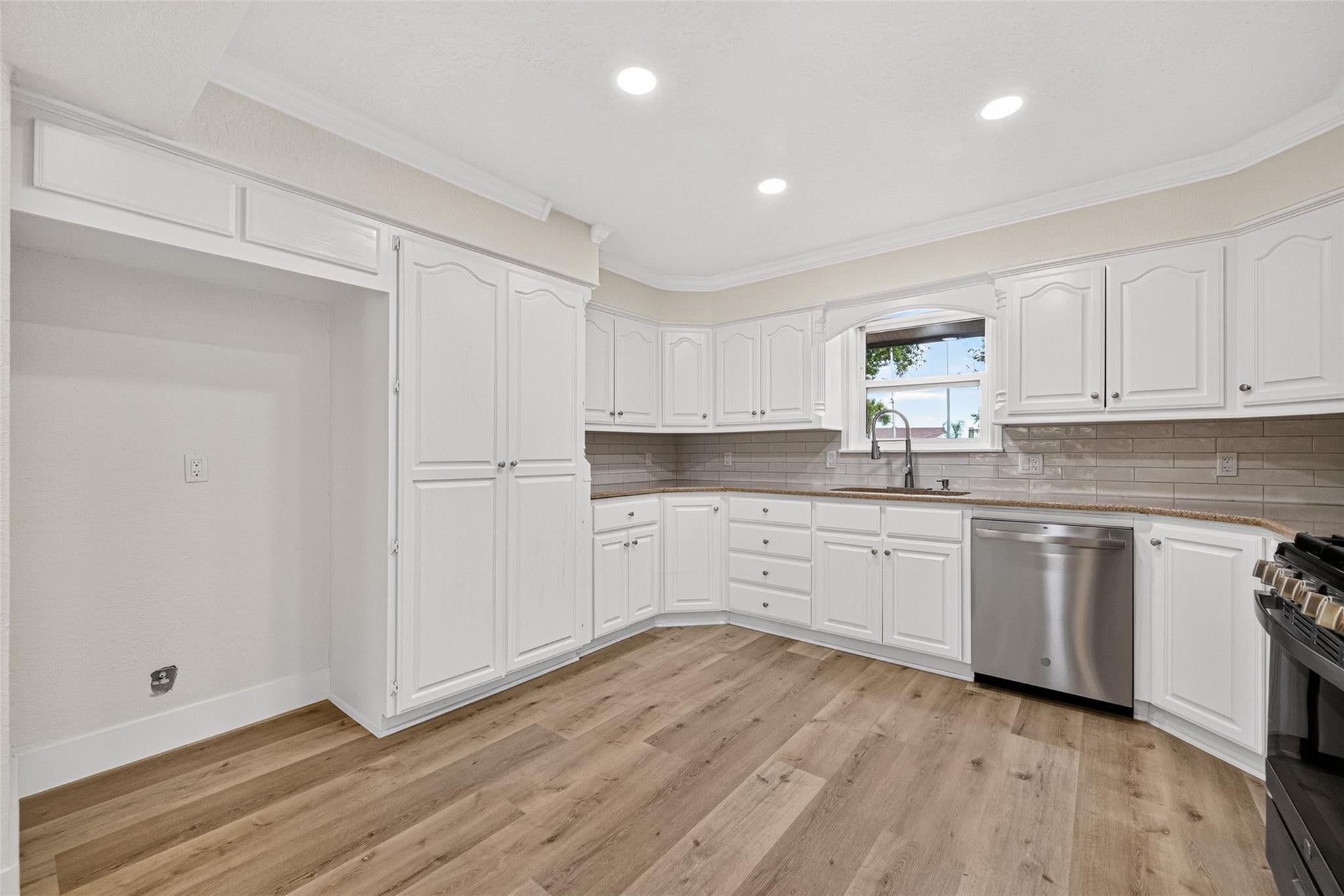 218 Bay Colony Circle