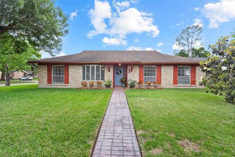 Photo of 908 Morningside Court, Friendswood, TX 77546 (MLS # 30420588)