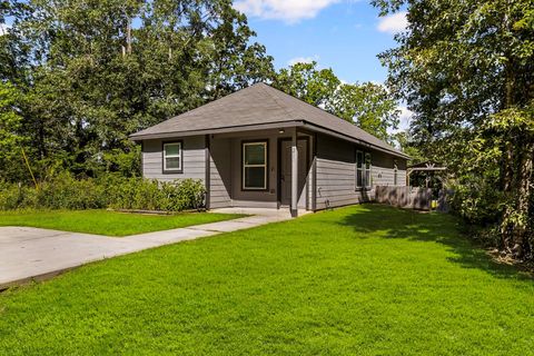 Photo of 121 St Regis, Livingston, TX 77351 (MLS # 41920091)