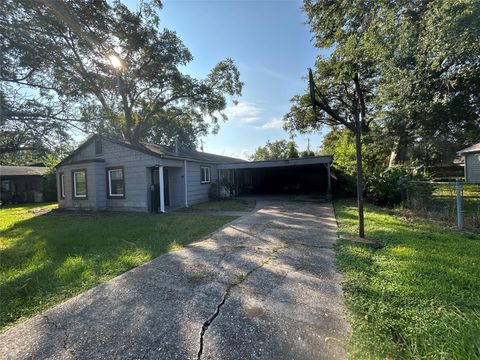 Photo of 1108 E Miller Street, Angleton, TX 77515 (MLS # 96909208)