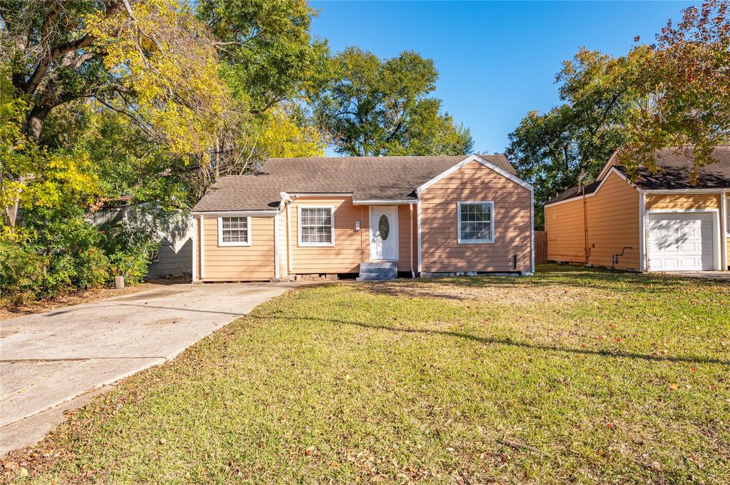 Photo of 715 Center Street, Pasadena, TX 77506 (MLS # 28142860)