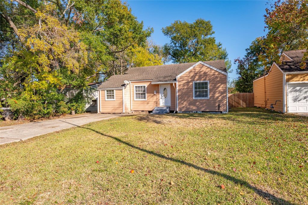 Photo of 715 Center Street, Pasadena, TX 77506 (MLS # 28142860)