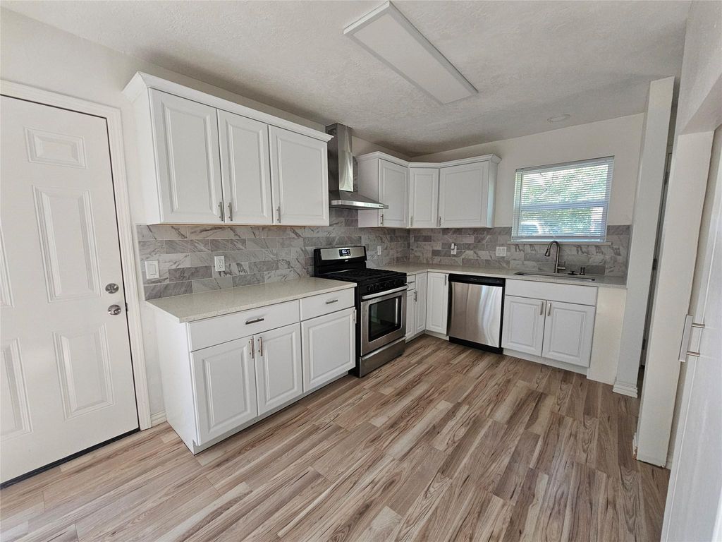 Photo of 105 E Wavy Oak Circle, The Woodlands, TX 77381 (MLS # 72824483)