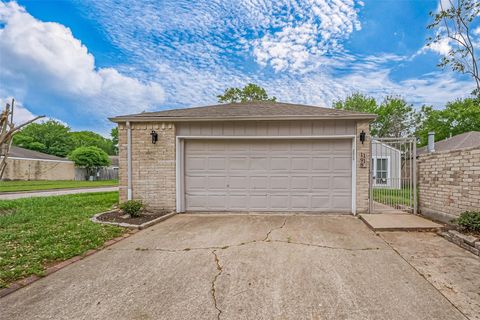 Photo of 11918 N Fairhollow Lane, Houston, TX 77043 (MLS # 87622539)