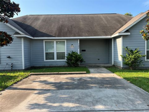 107 Avenue C Highlands TX 77562