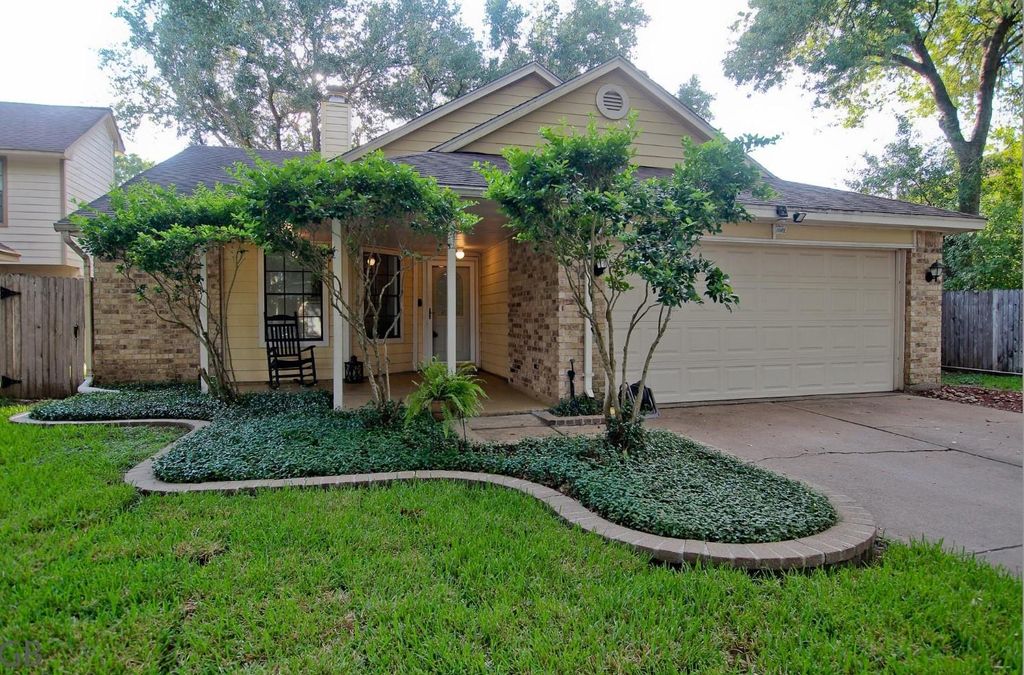 Photo of 2002 Creekshire Drive, Sugar Land, TX 77478 (MLS # 32201627)