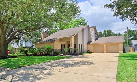 Photo of 407 Hedgecroft Drive, El Lago, TX 77586 (MLS # 75072133)