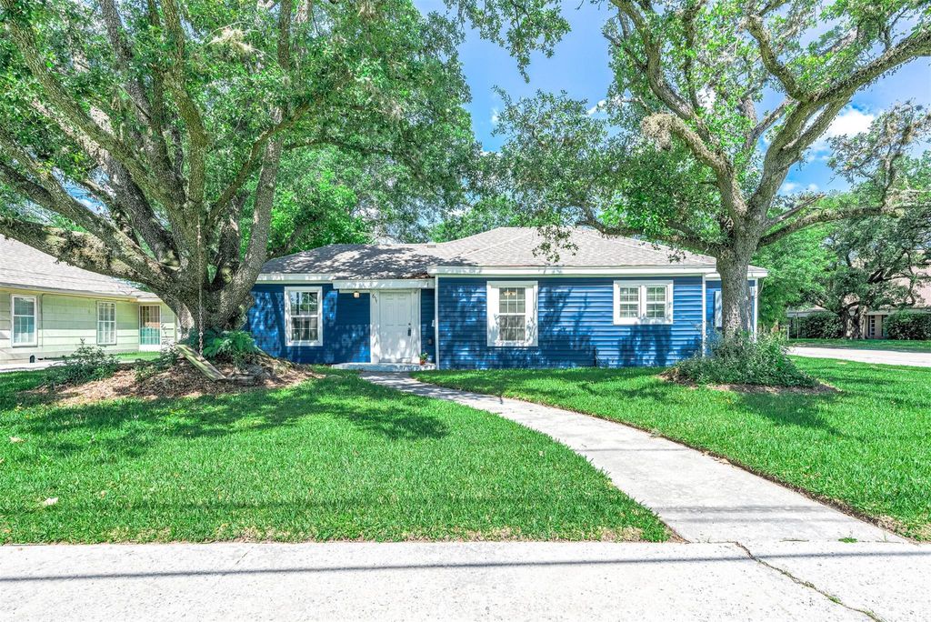 Photo of 611 N Pruett Street #B, Baytown, TX 77520 (MLS # 48792011)