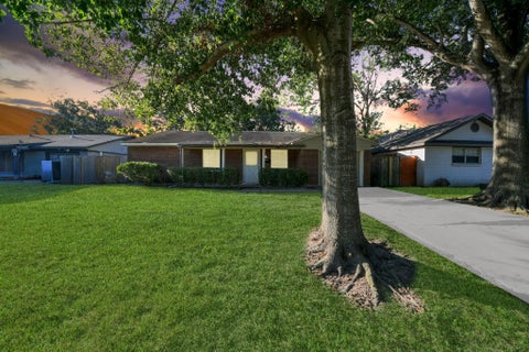 Photo of 3707 Darlinghurst Drive, Houston, TX 77045 (MLS # 72778354)