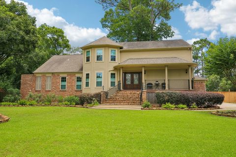 Photo of 302 Charleston Street, Friendswood, TX 77546 (MLS # 96772081)